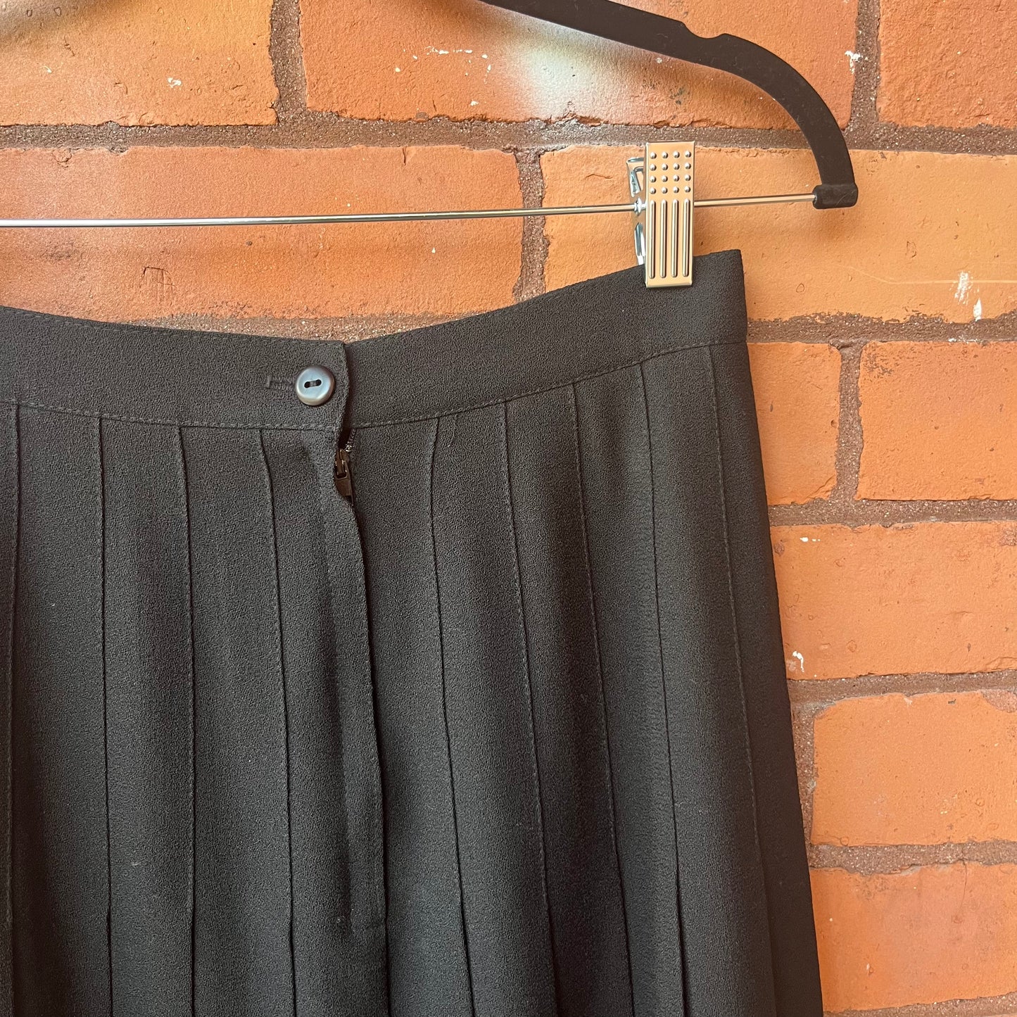 90’s Vintage Black Pleated Midi Skirt / 26 Waist