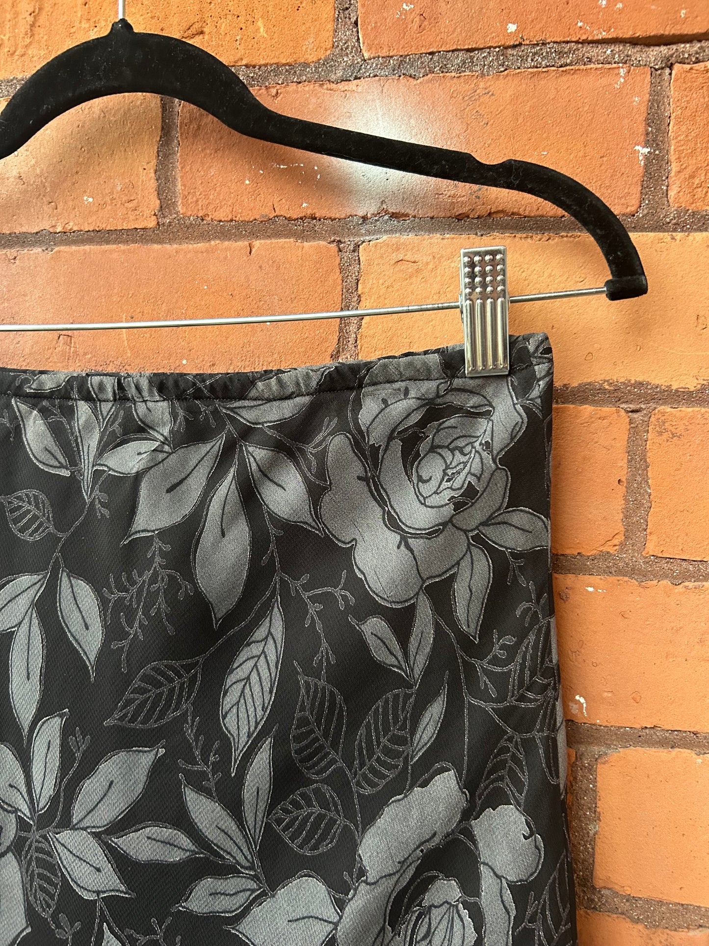 90’s Vintage Black & Grey Rose Midi Skirt / 30-36 Waist