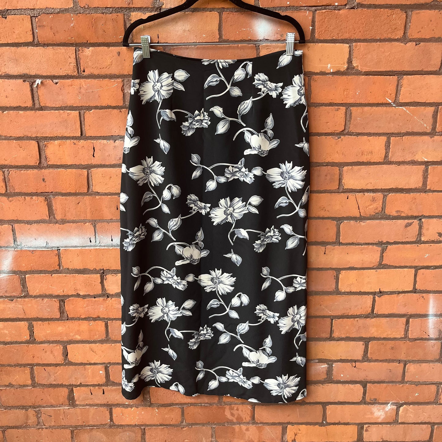 90’s Vintage Black & White Floral Maxi Skirt / 32 Waist