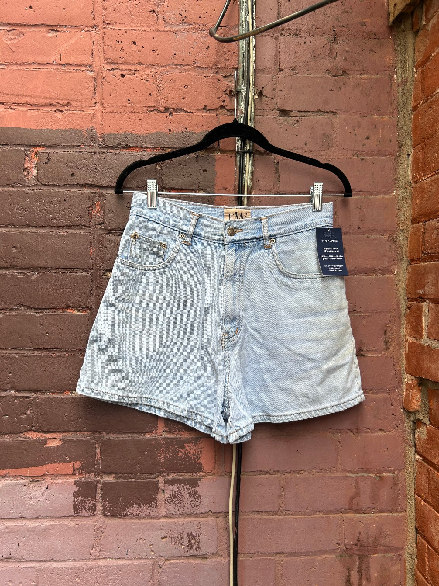 90’s Vintage Light Wash Demim Shorts / 28 Waist