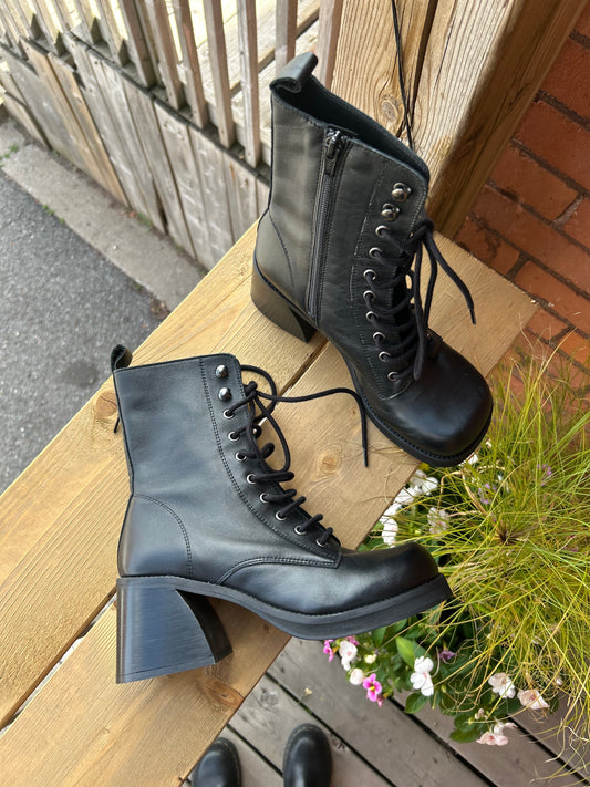 Modern L’Intervalle Black Leather Chunky Heel Lace Up Boots / Size 6.5