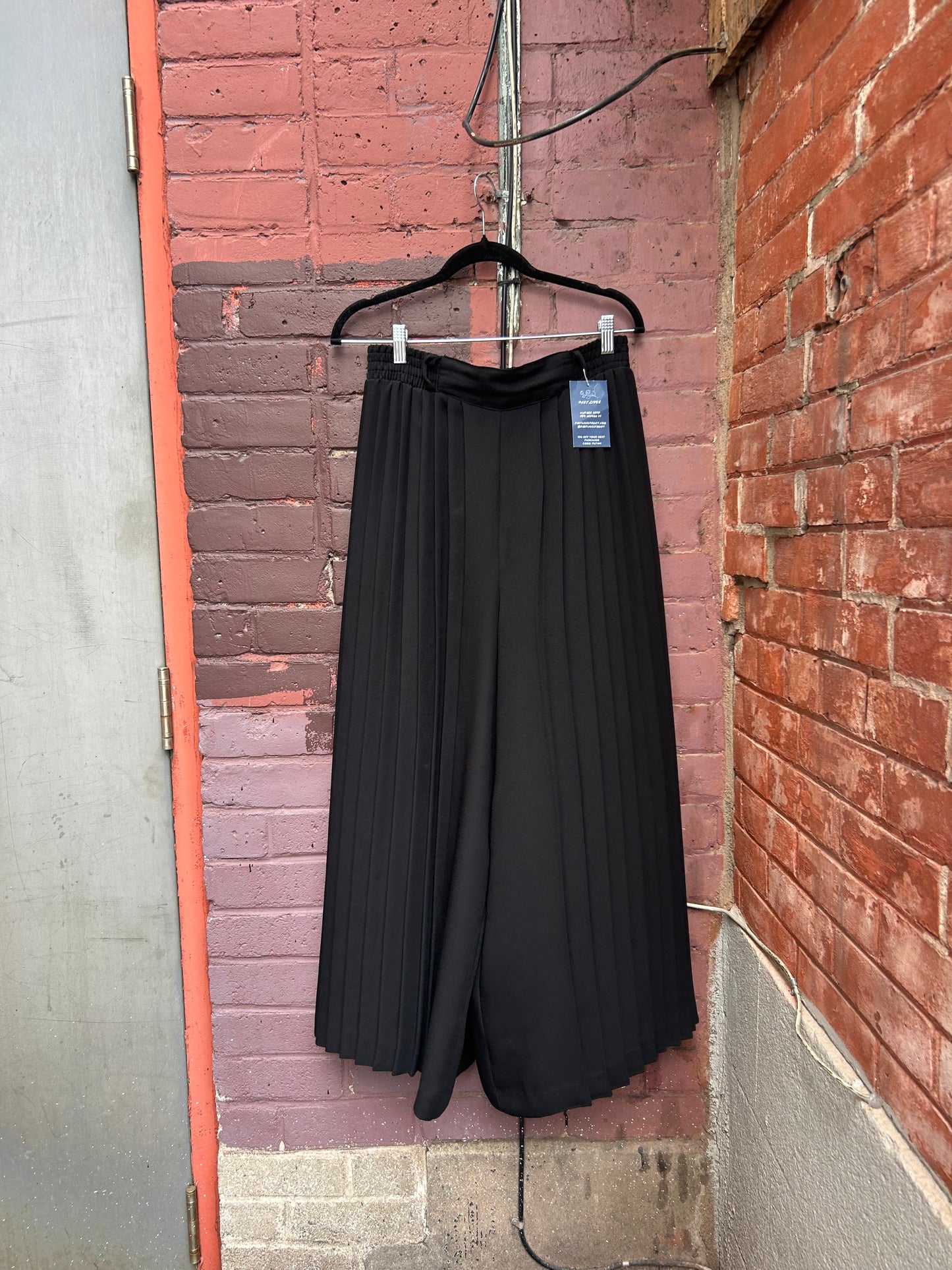 90's Vintage Black Pleated Palazzo Pants / 30-34 Waist