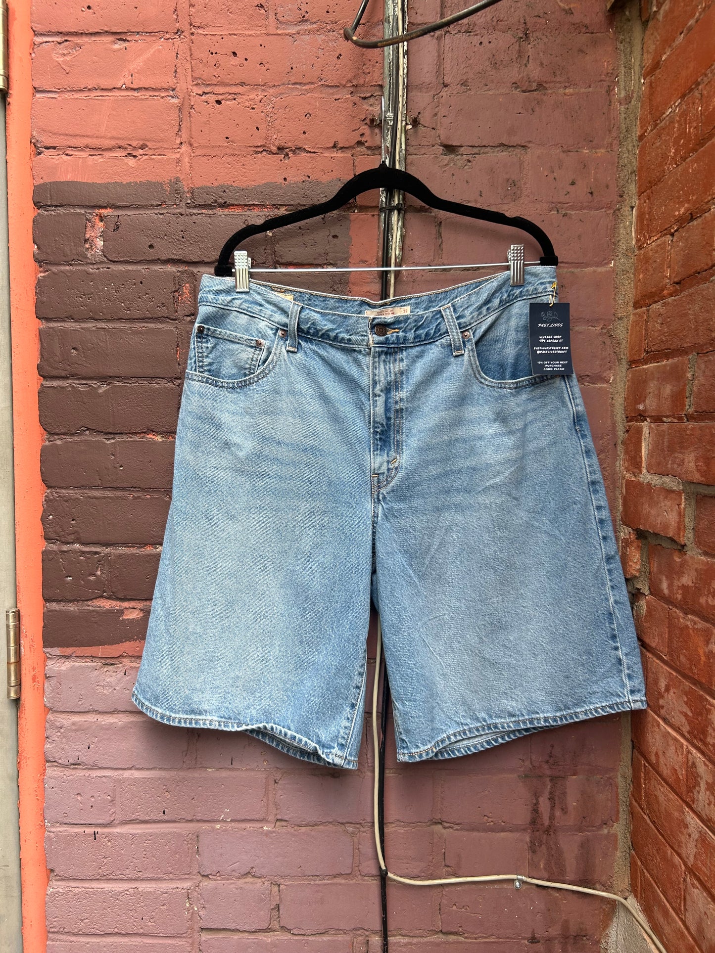 Modern Levi's Light Wash Baggy Jorts / 36 Waist