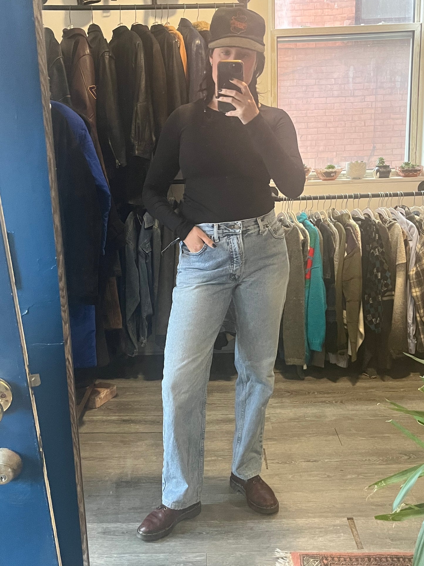90’s Vintage Light Wash Straight Leg Jeans / 32 Waist