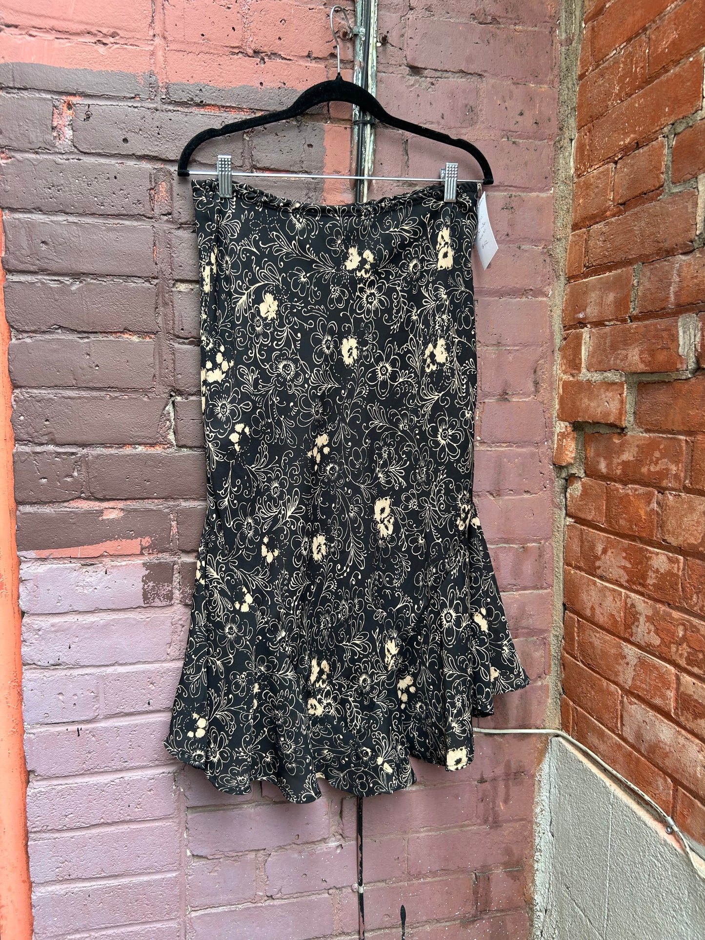 90’s Vintage Black & Beige Floral Midi Skirt / 32-36 Waist
