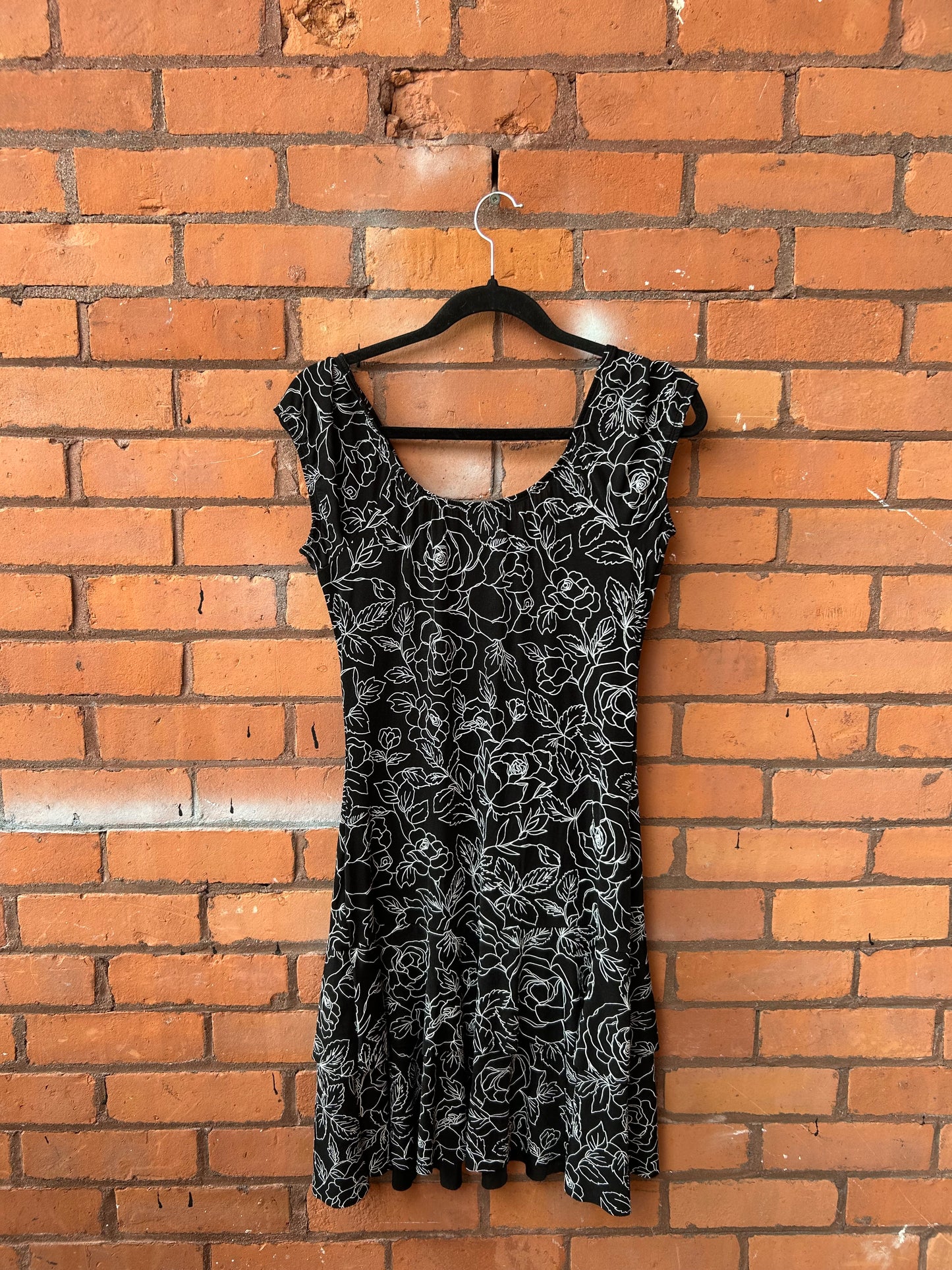 90’s Vintage Slinky Black & White Rose Print Drop Waist Tiered Dress / Size 8-10