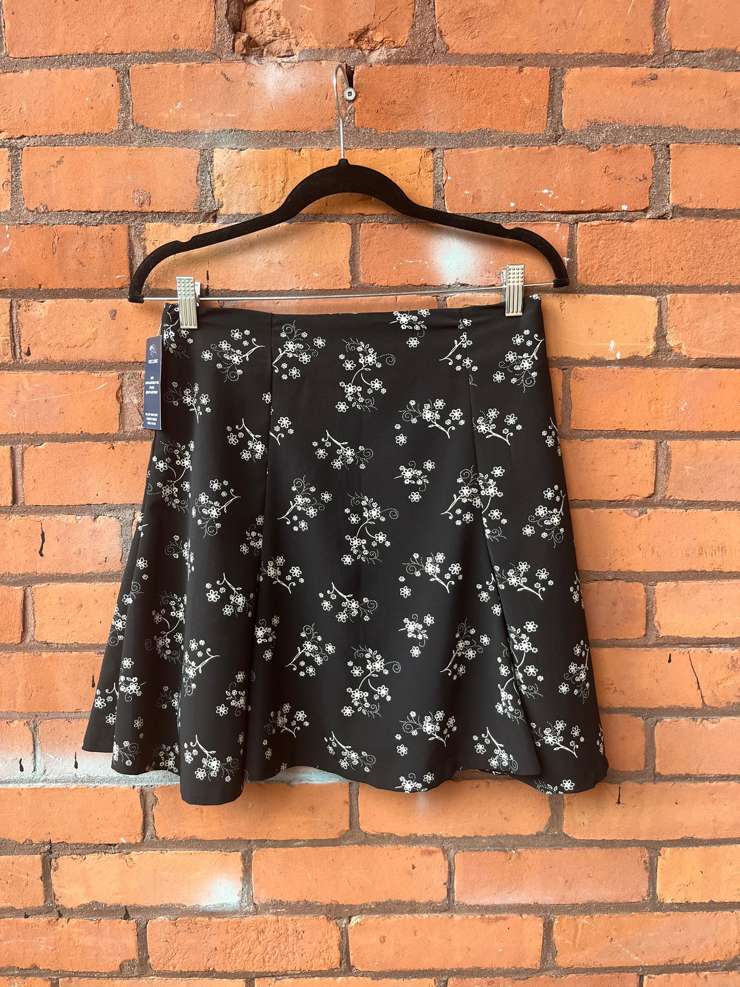 90’s Vintage Black & White Floral Pleated Mini Skirt / 28 Waist