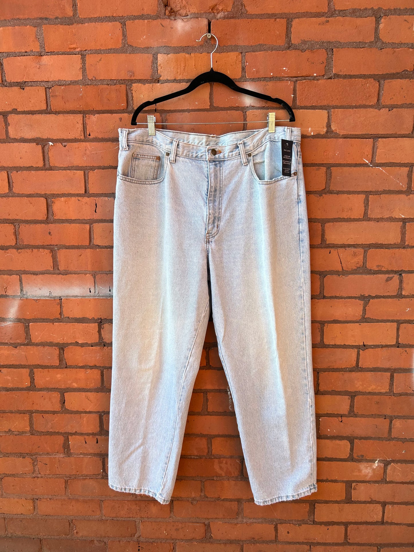 90’s Vintage Light Wash Straight Leg Jeans / 40 Waist